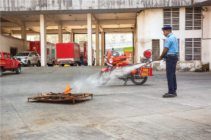 Mumbai Fire Brigade Fire Bike based on Royal Enfield Bullet 350: tank capacity, water pump, ride.
